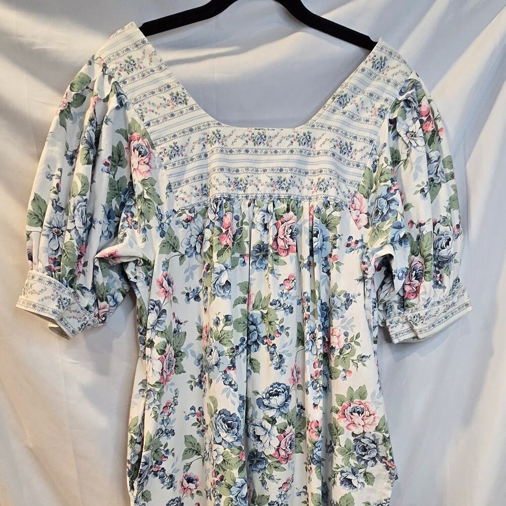 Vintage Chiha Dress Size Medium Pockets Floral Muumuu House Dress